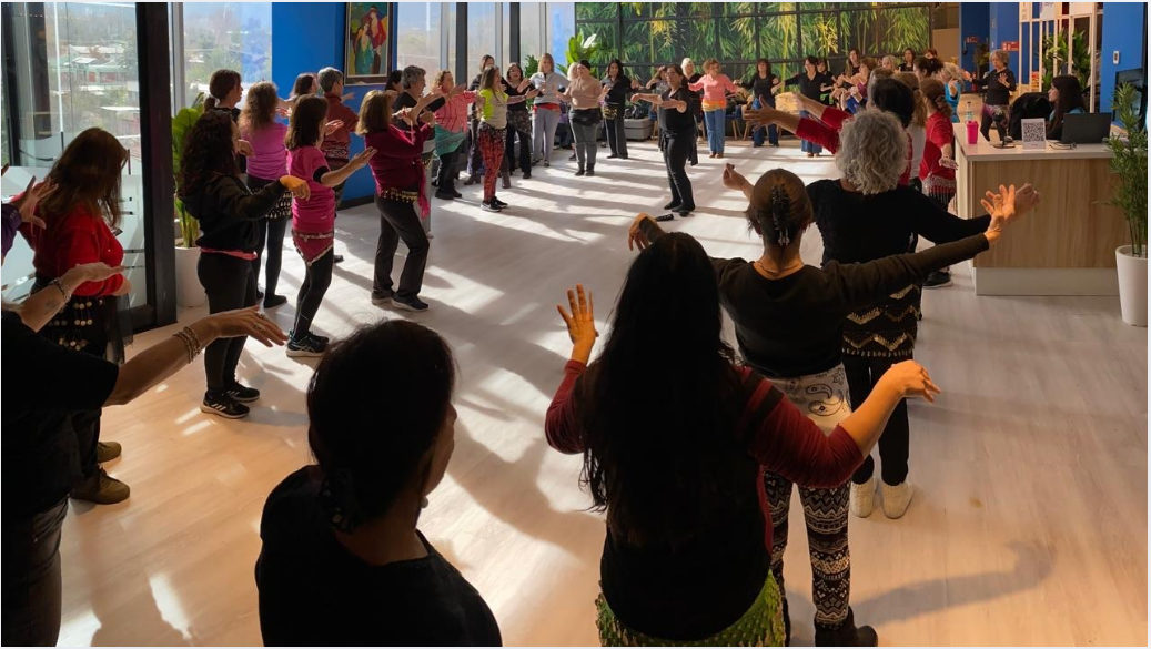 Grupo grande de personas participando de una clase de baile en Espacio Silver