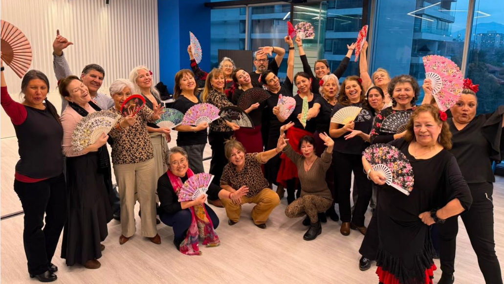 Grupo de personas participando de un taller de baile con abanicos en Espacio Silver