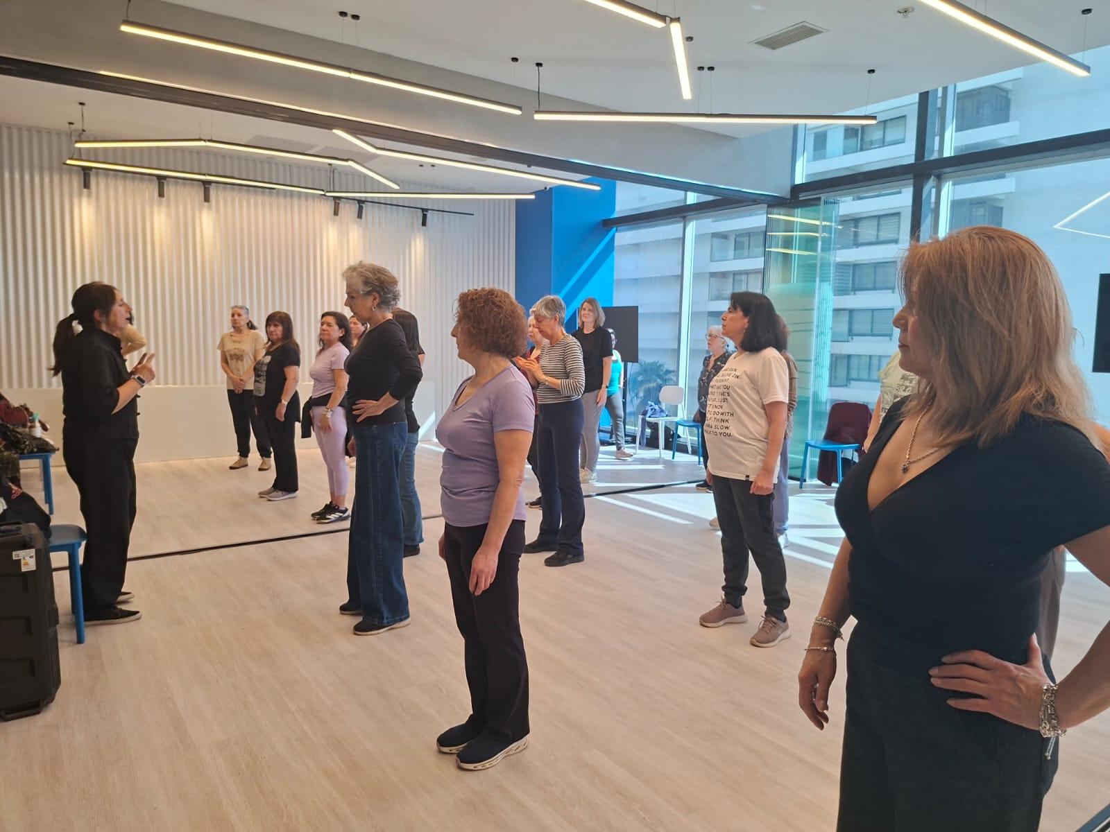 Instructora conversando con el grupo antes de una clase de Tai Chi