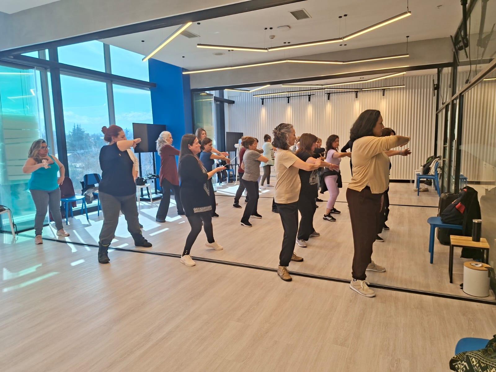 Clase de Tai Chi frente a un espejo en Silver by BondUP