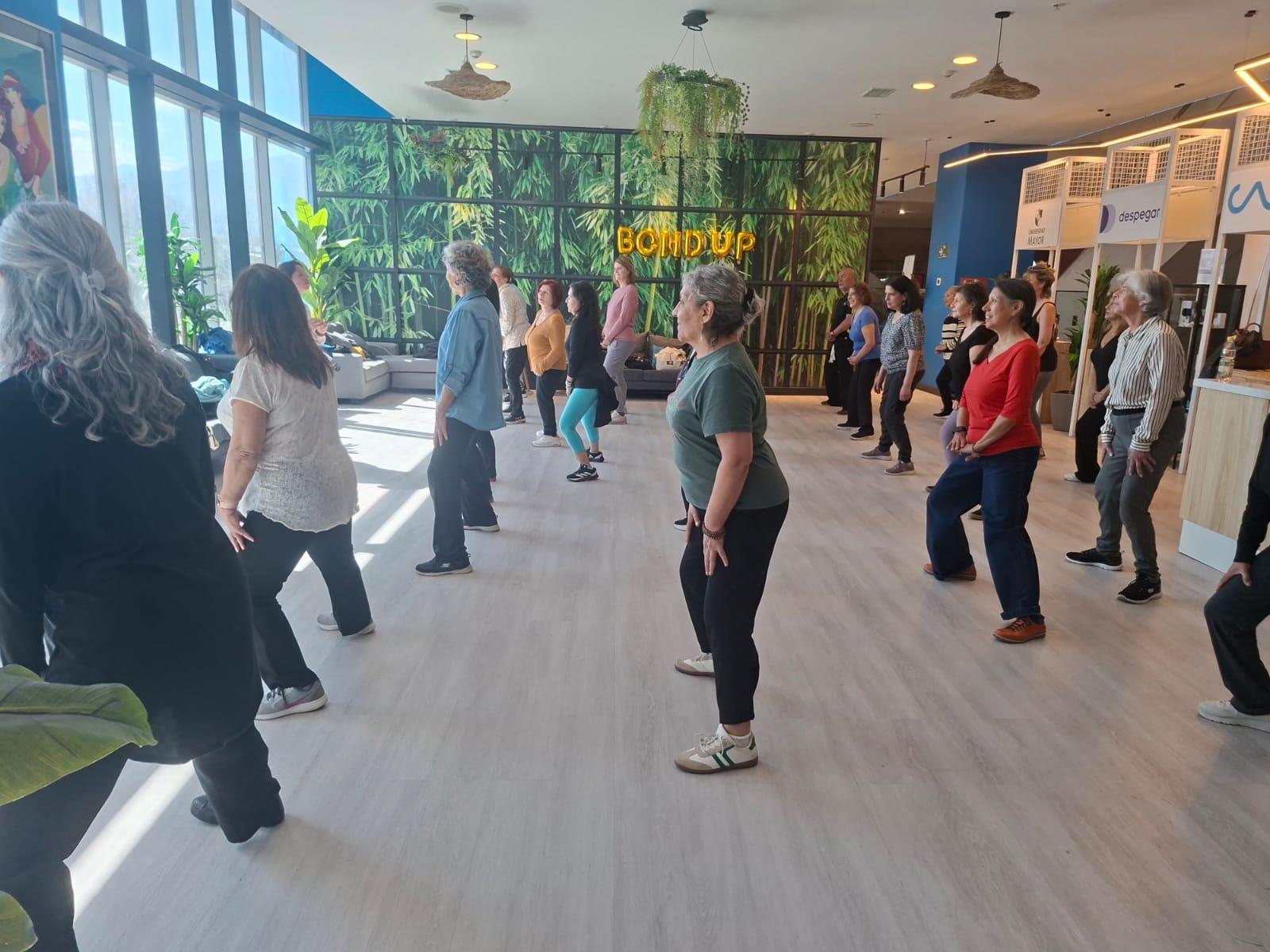 Clase de Tai Chi en el espacio Silver by BondUP en Mallplaza Egaña